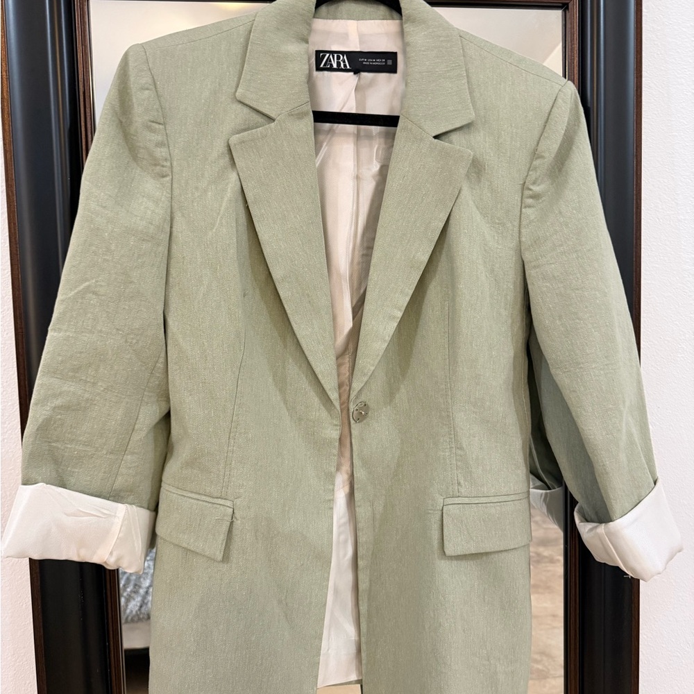 Zara Green Blazer with Notched Lapels and Textured Fabric
